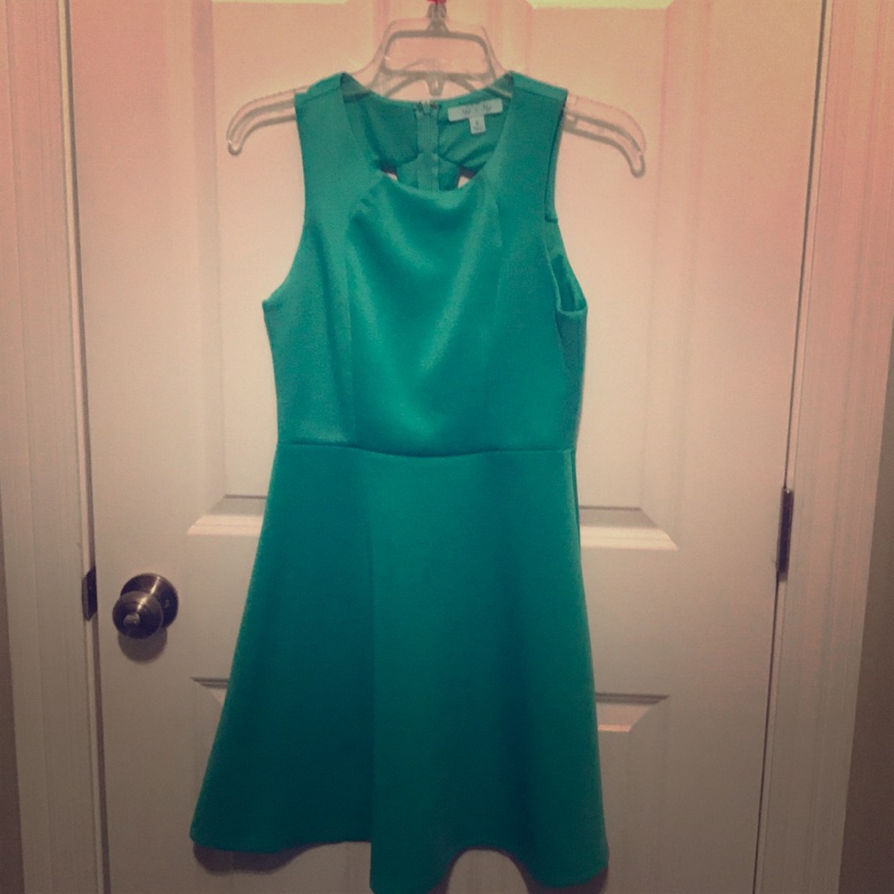 Hello Spring! 🌼🍃Mint Dress with Cute Back Detail